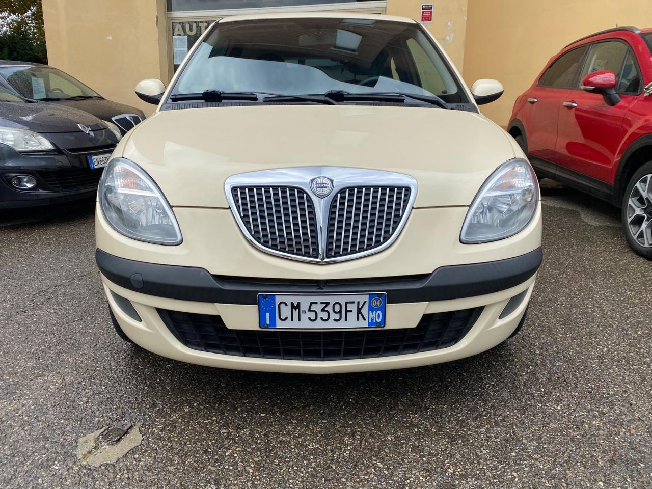 Lancia Ypsilon 1.2 Benzina Argento NEOPATENTATI