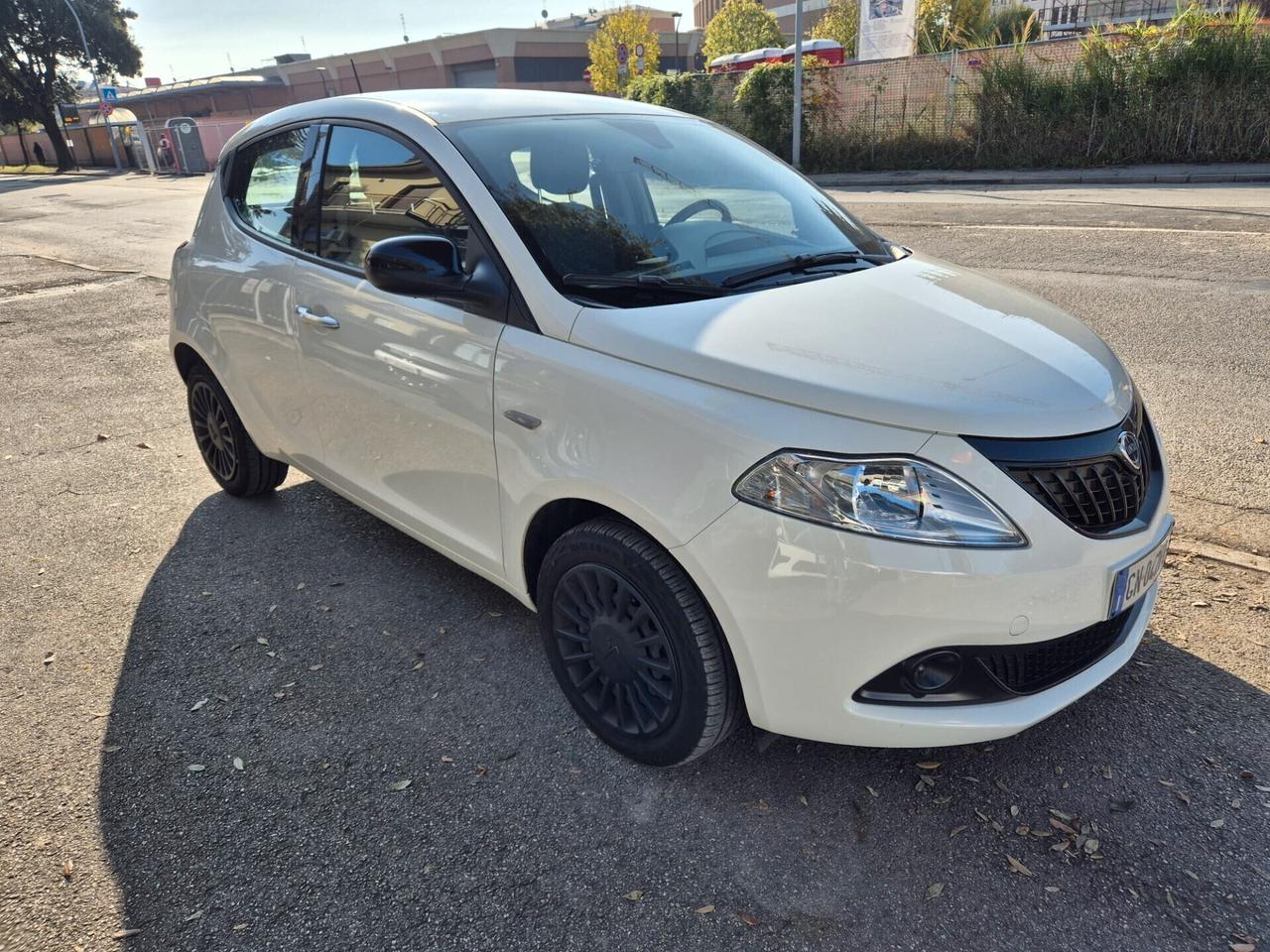 Lancia Ypsilon 1.0 FireFly 5 porte S&S Hybrid Silver