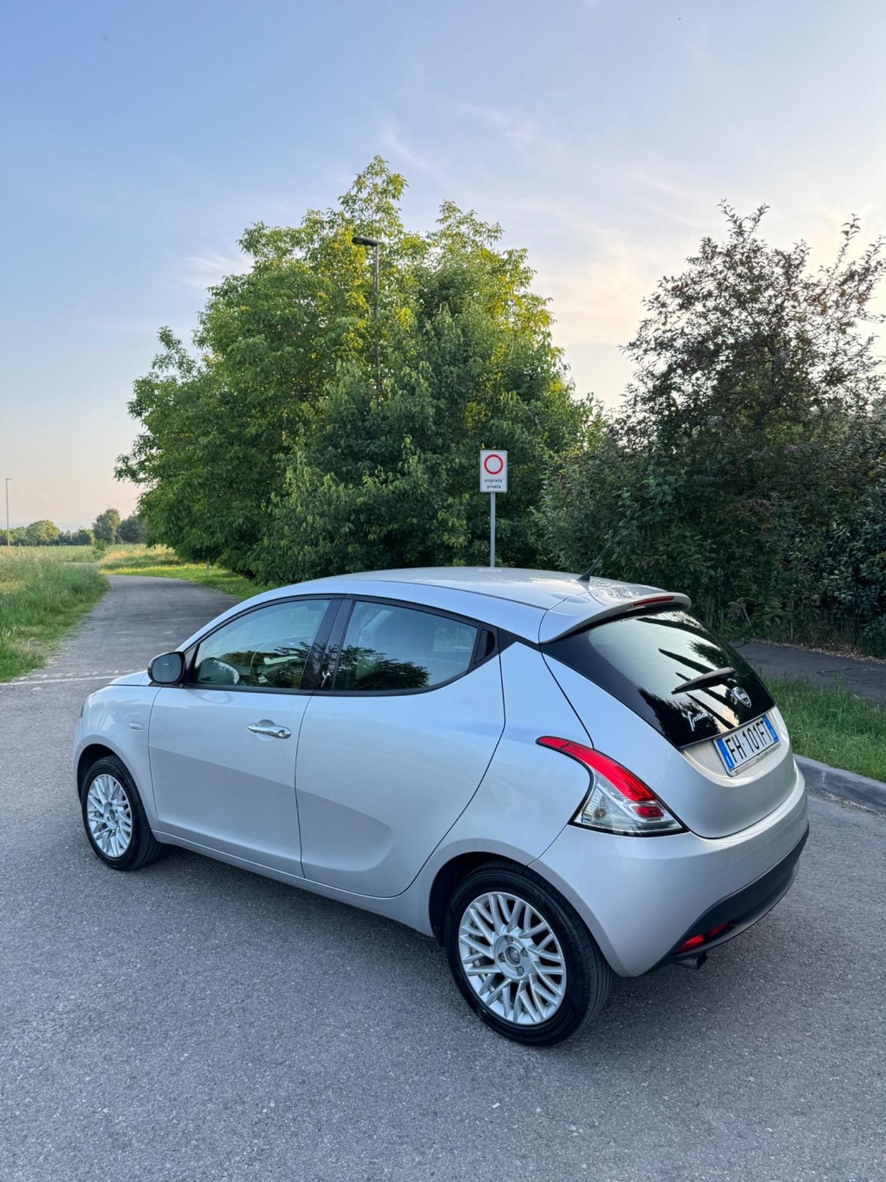 Lancia Ypsilon 1.2 69 CV 5 porte si neopatentati