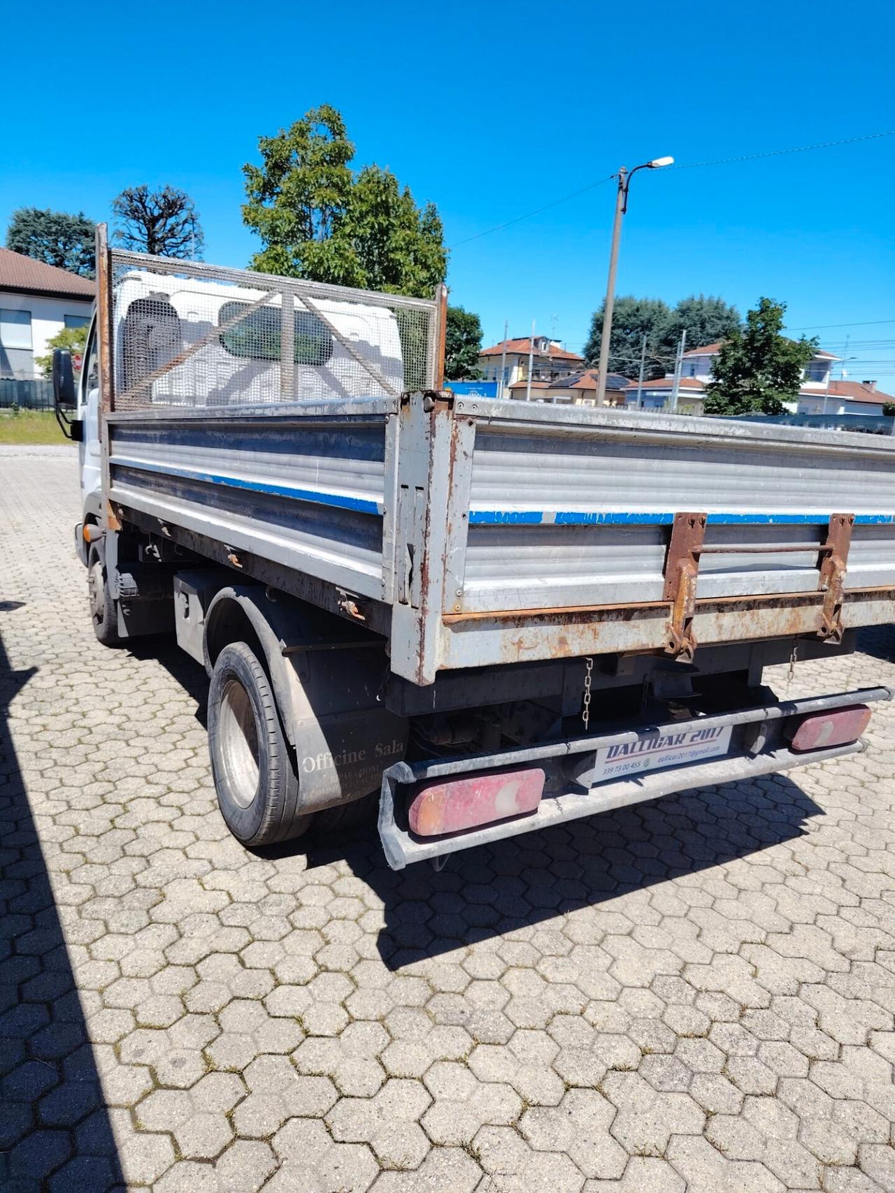 Nissan CABSTAR RIBALTABILE TRILATERALE (CON PROBLEMI)