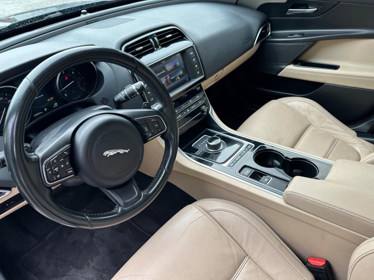 Jaguar XE 2.0 D Turbo 180CV Portfolio automatica