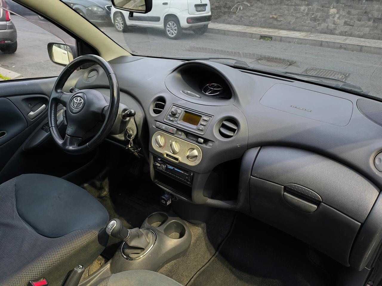 Toyota Yaris 1.0i 16V cat 5 porte Sol