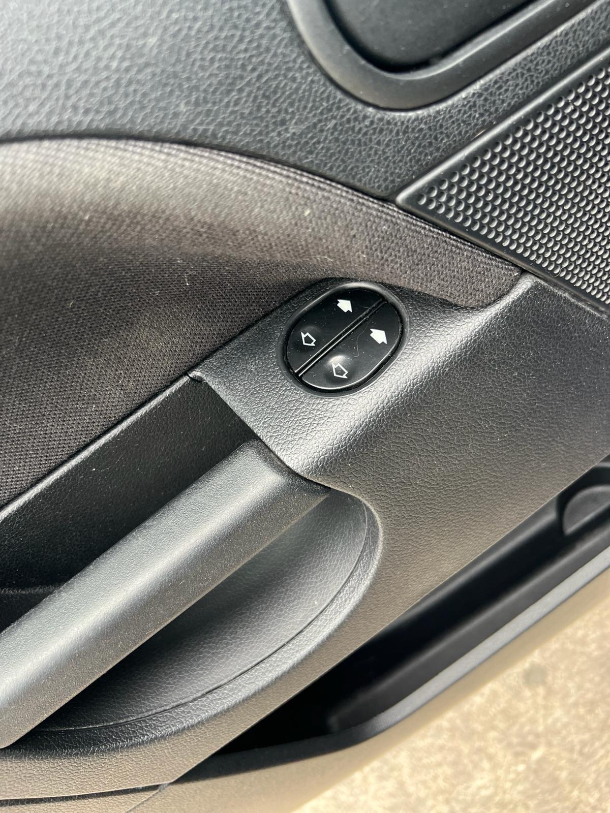 Ford Fiesta 1.2 16V 5p. Ghia x Neopatentati