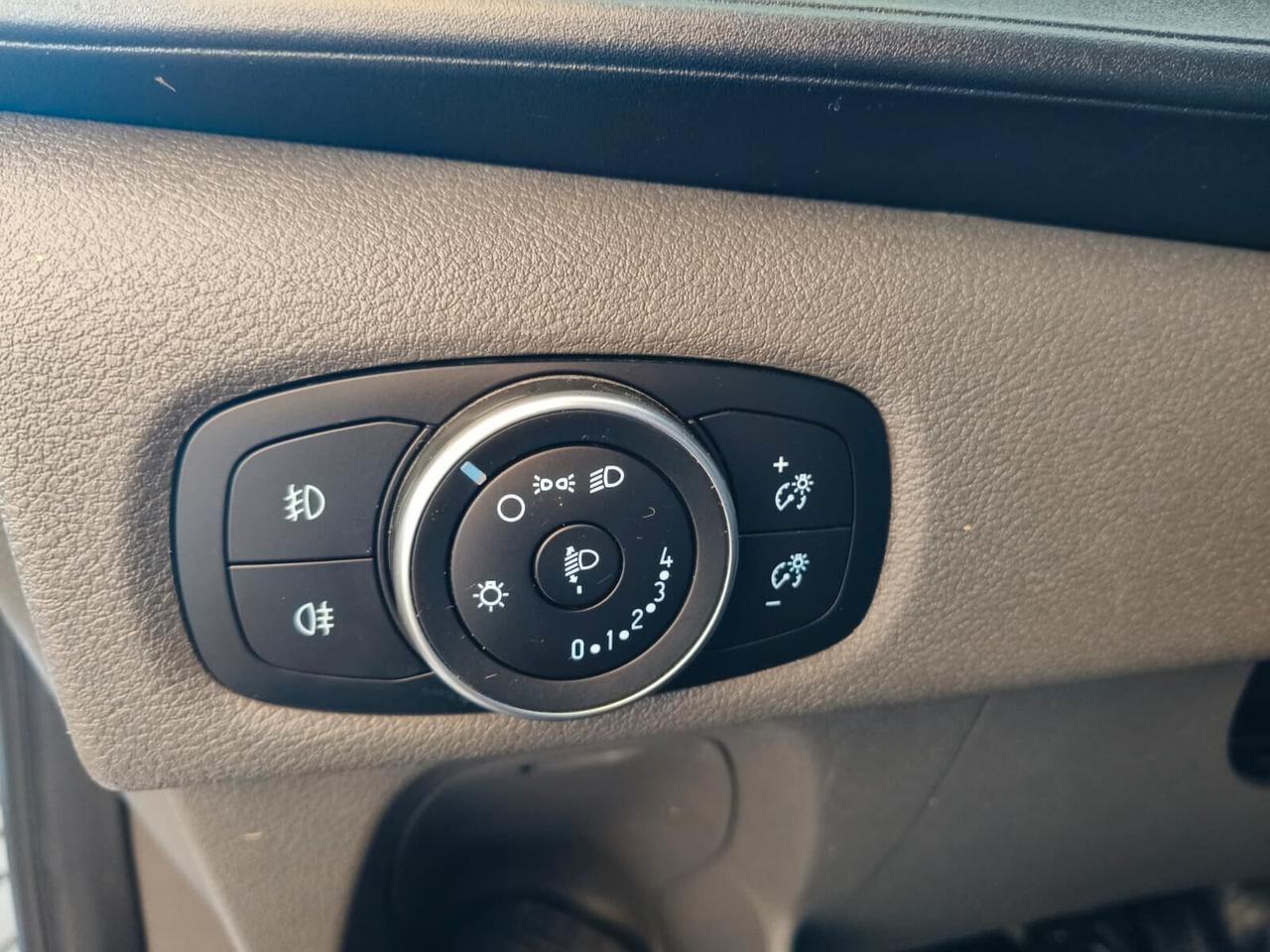 Ford Transit Custom 320 2.0 TDCi 130 PC Combi Trend