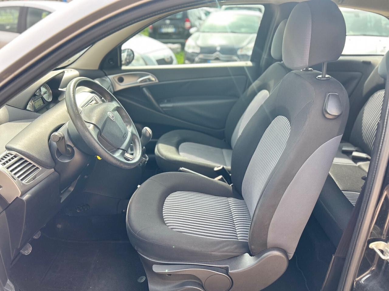 Lancia Ypsilon 1.3 MJT 75 CV Versus