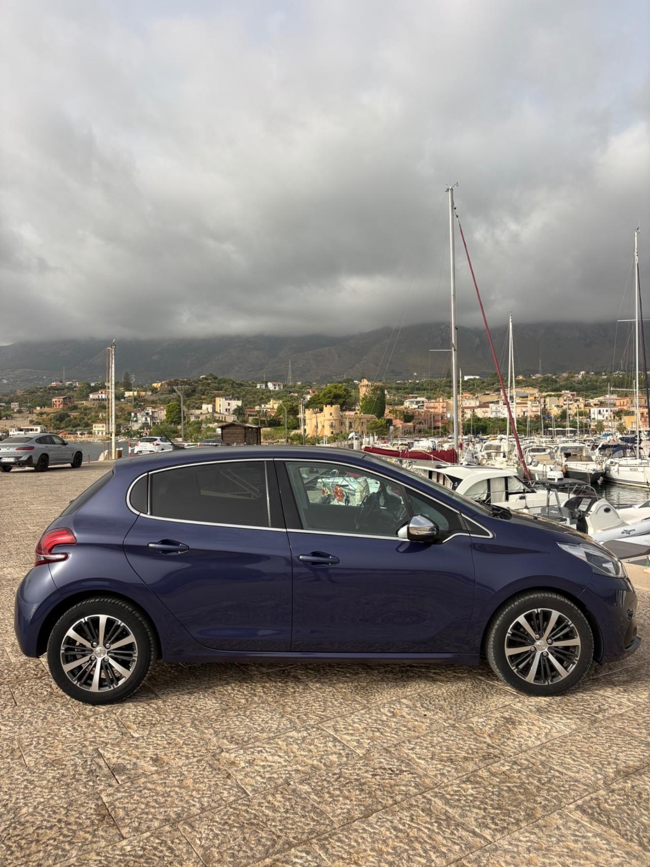 Peugeot 208 già omologata per disabili Allure