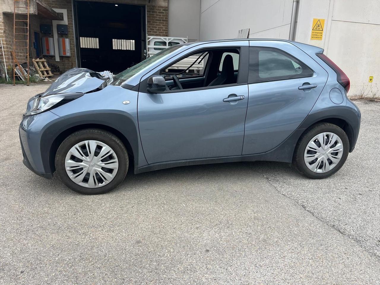 Pacchetto 2 auto incidentate : AYGO X - Hyundai I10