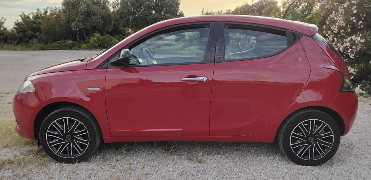 Lancia Ypsilon 1.0 FireFly 5 porte S&S Hybrid Ecochic Silver