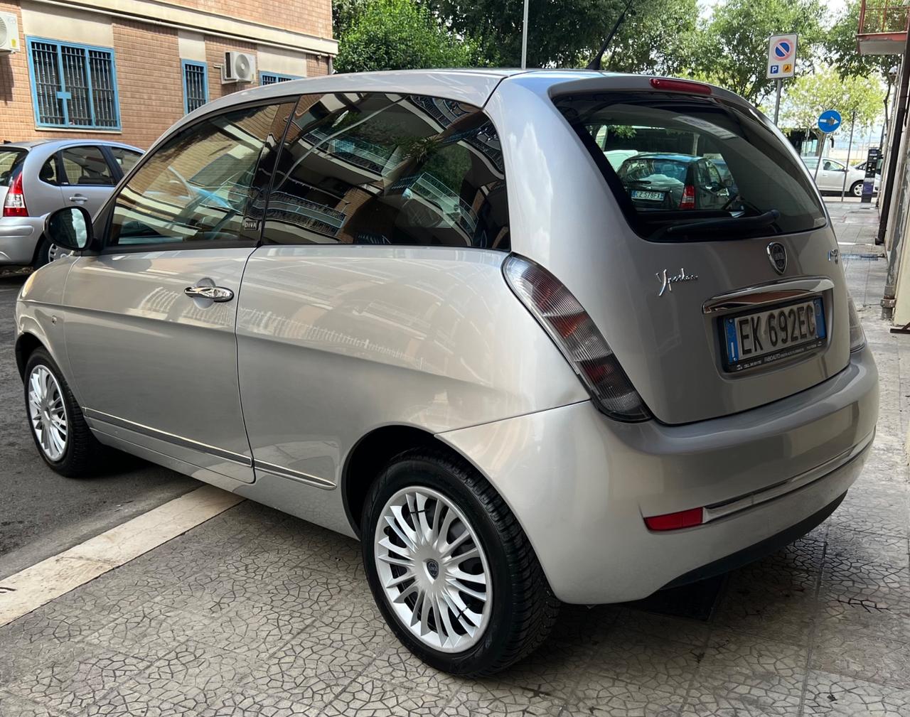 Lancia Ypsilon 1.3 MJT 75 CV Unyca