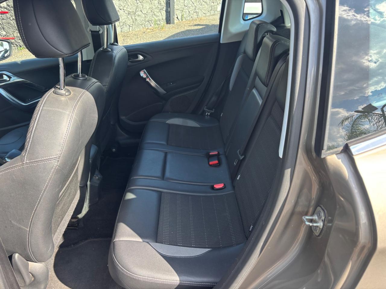 Peugeot 2008 1.6 hdi Allure