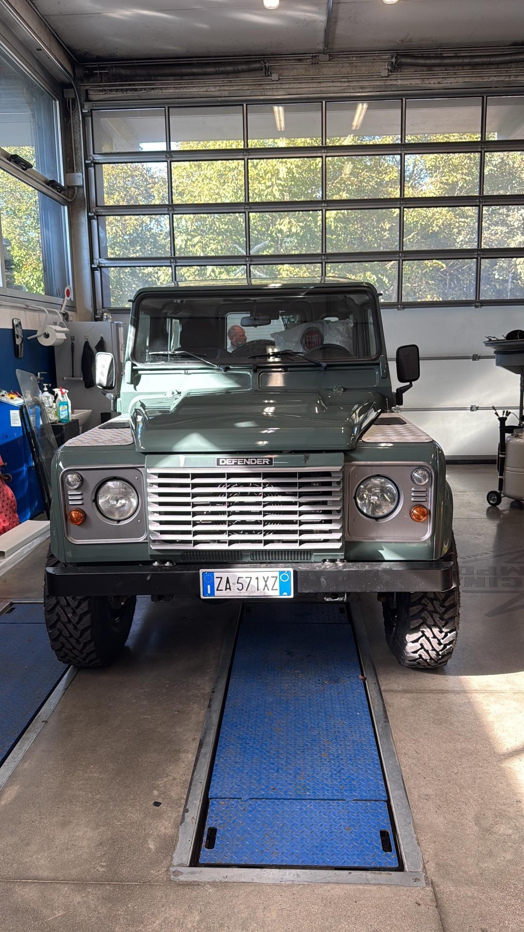 Land Rover Defender 90 2.4 TD4 Station Wagon SE