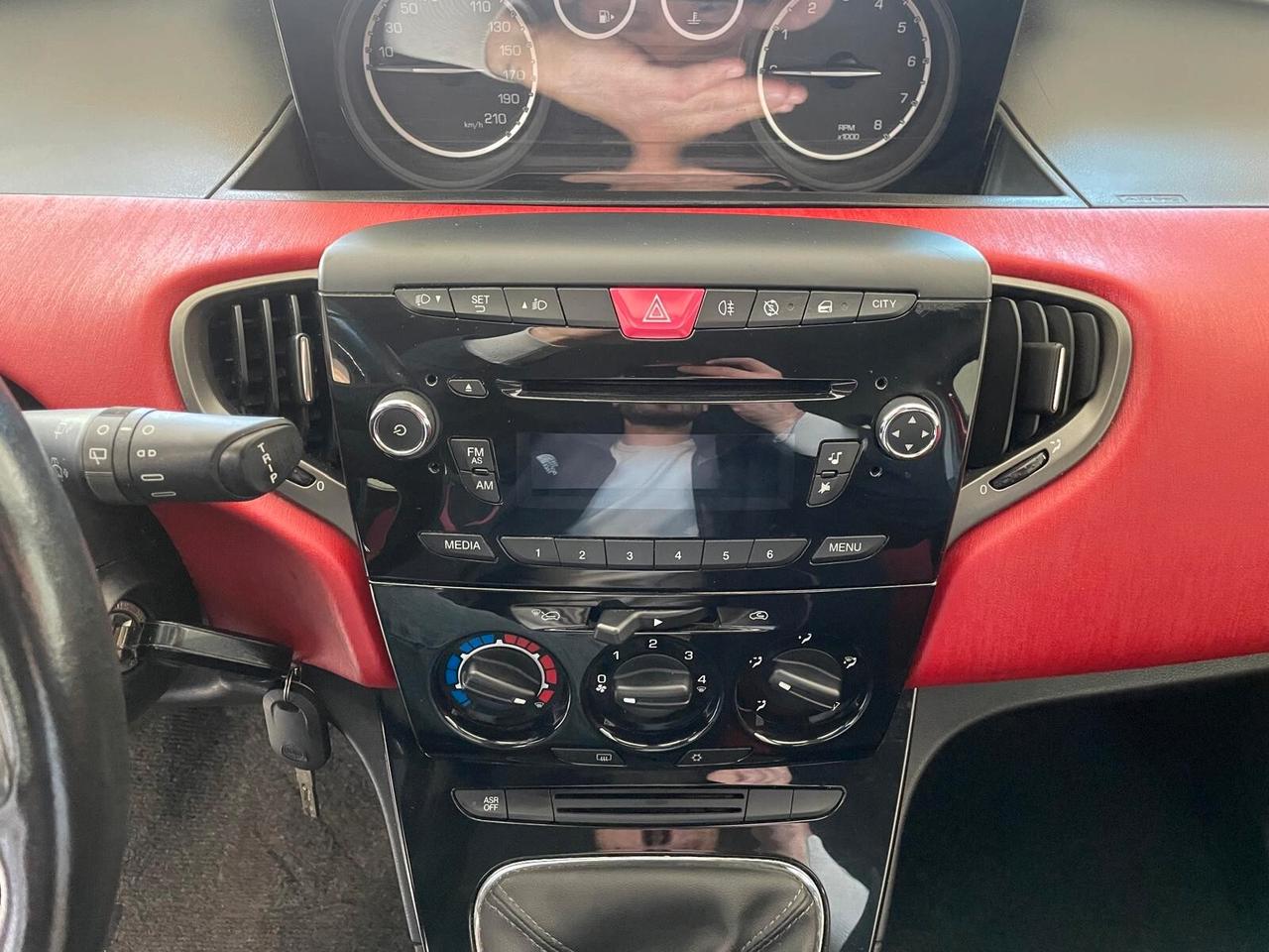 Lancia Ypsilon 1.2 69 CV 5 porte S&S Black&Red