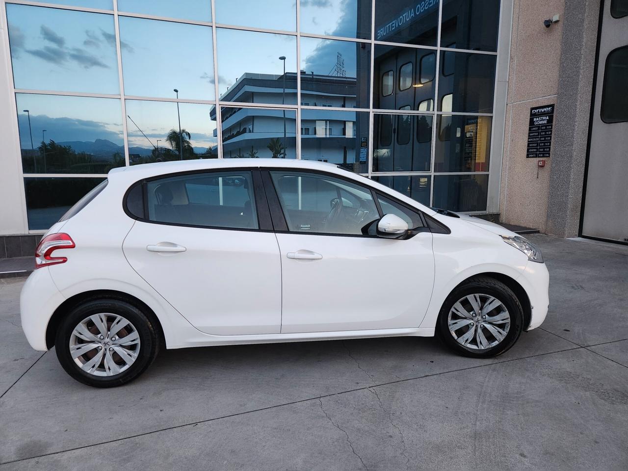 Peugeot 208 1.4 HDi 68 CV 5 porte Allure