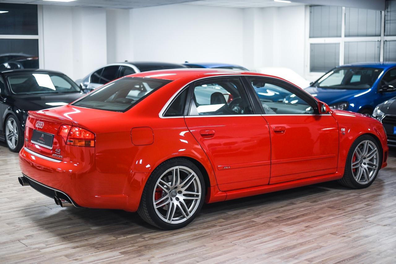 Audi A4 RS 4 4.2 V8 quattro
