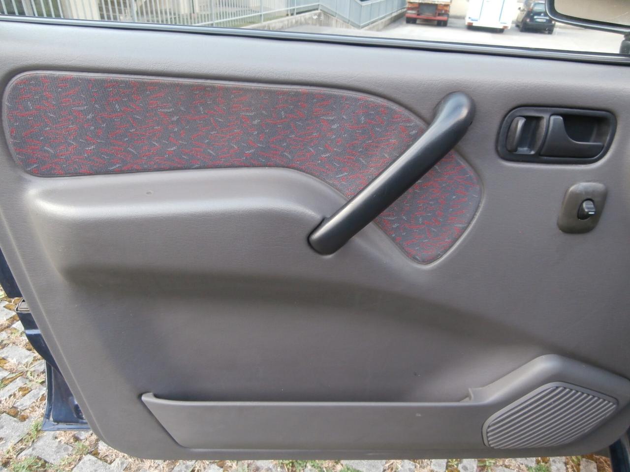 Nissan Terrano II 2.7 Autocarro 3 porte Leggi testo