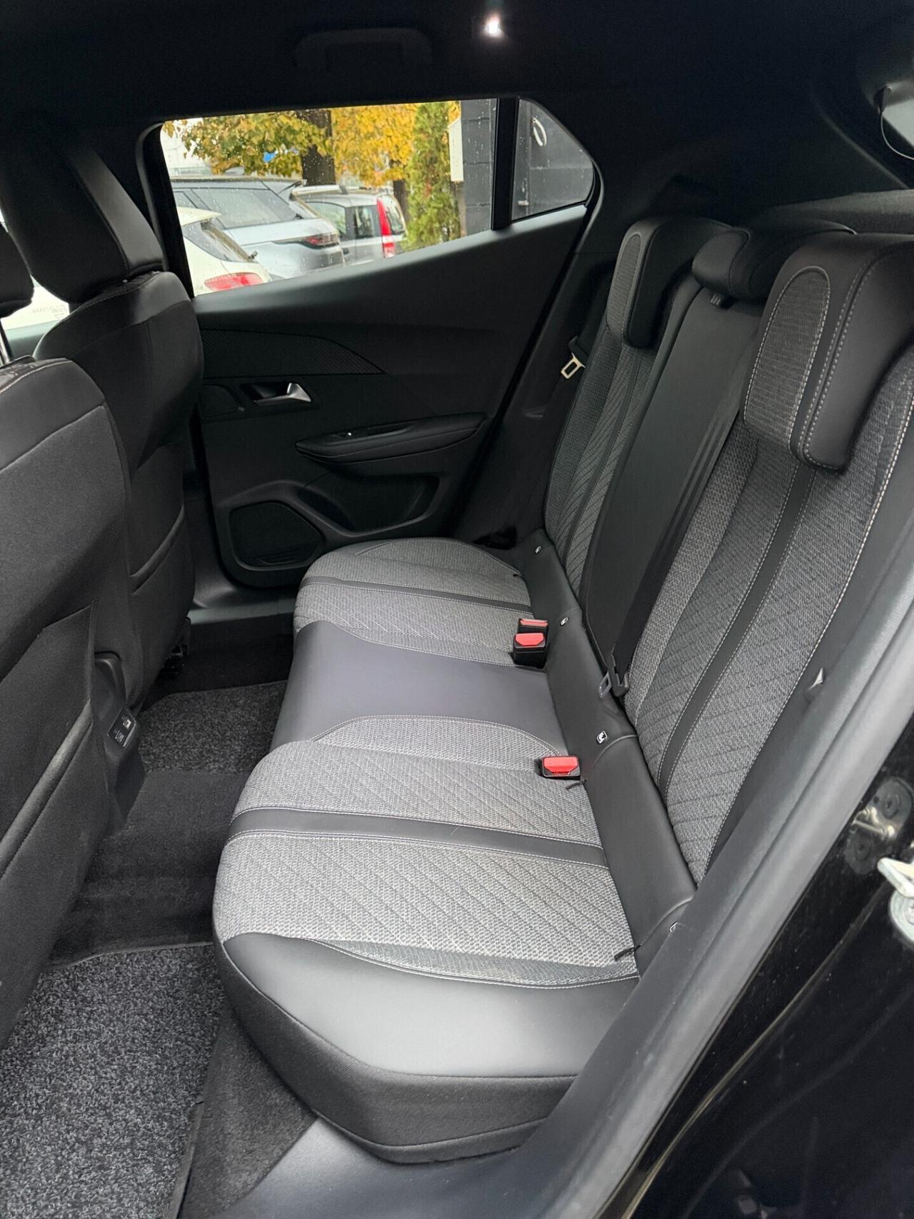 Peugeot 2008 PureTech 100 S&S Allure Black Edition