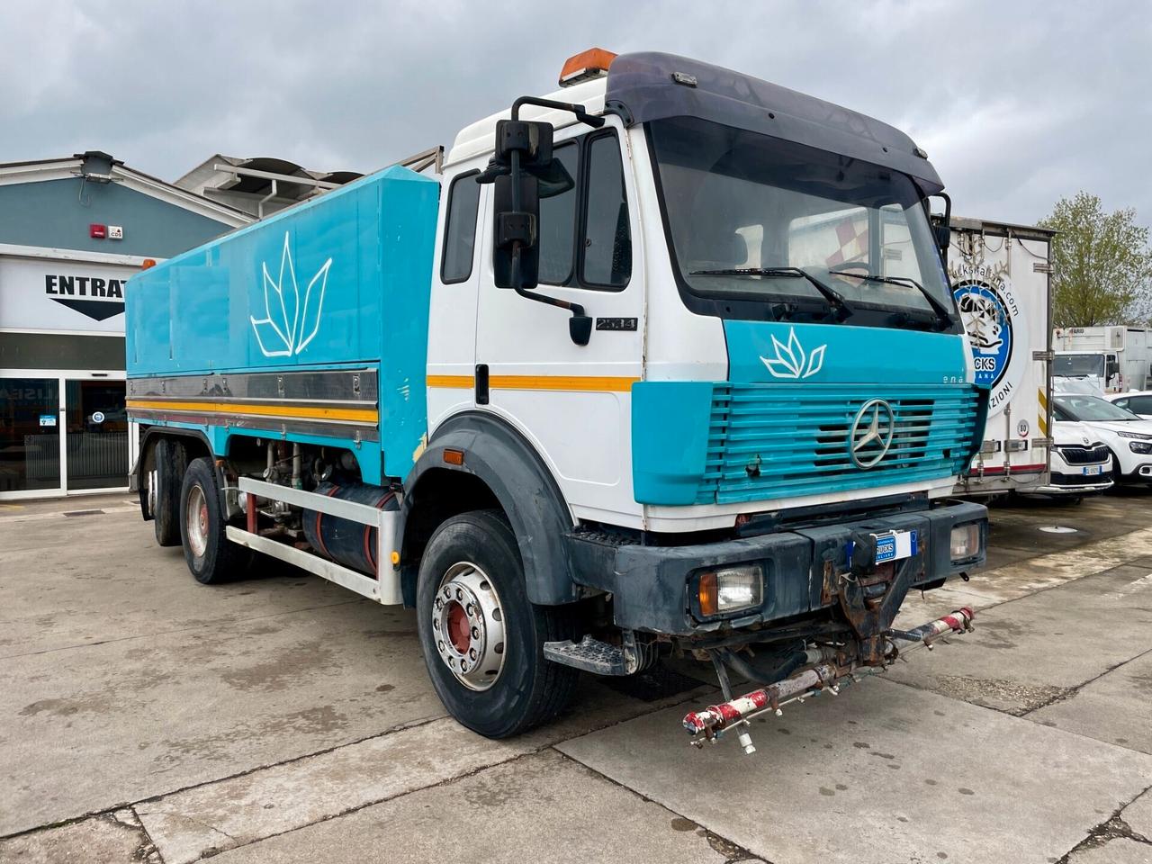 MERCEDES-BENZ 25-34 SK 6X2 LAVASTRADE CON CISTERNA IN ACCIAIO