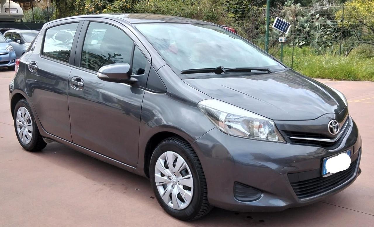 TOYOTA YARIS 1.4 D4D 5 PORTE NAVY CON GARANZIA