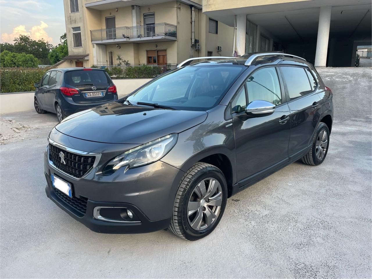 Peugeot 2008 PureTech 82 Style km 37.000 Nuova !