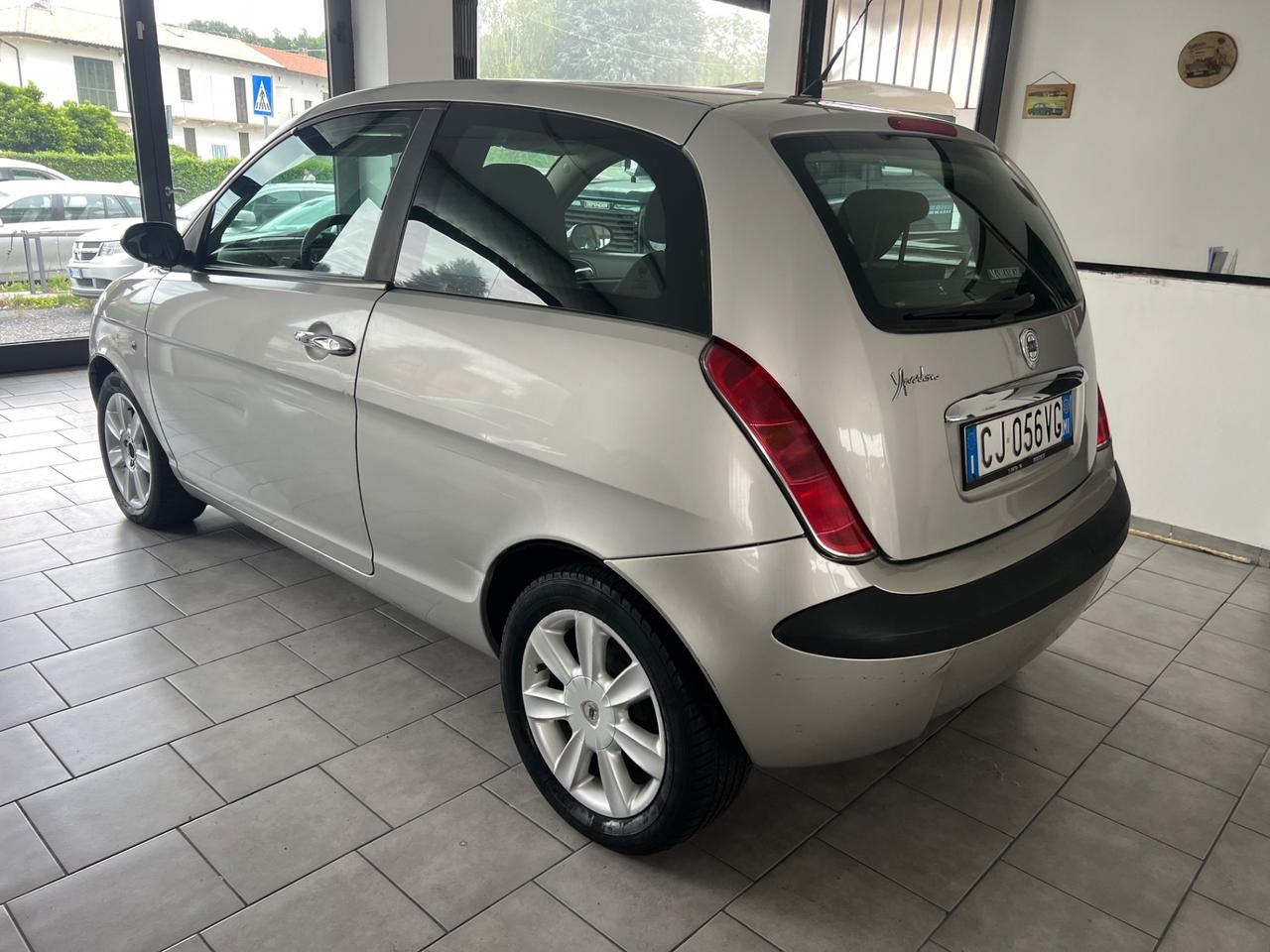 Lancia Ypsilon 1.4 16V Argento