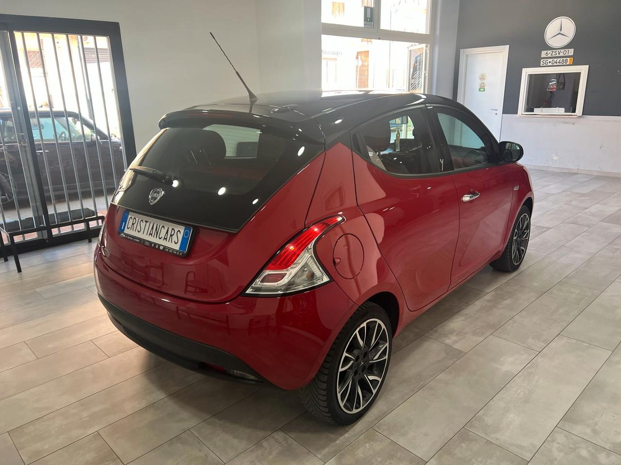 Lancia Ypsilon 1.2 69 CV 5 porte S&S Black&Red