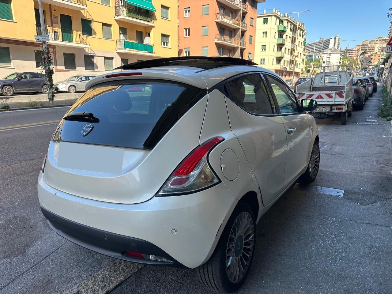 Lancia Ypsilon 1.2 69 CV 5 porte S&S Platinum + Tetto Sensori Ant e Post