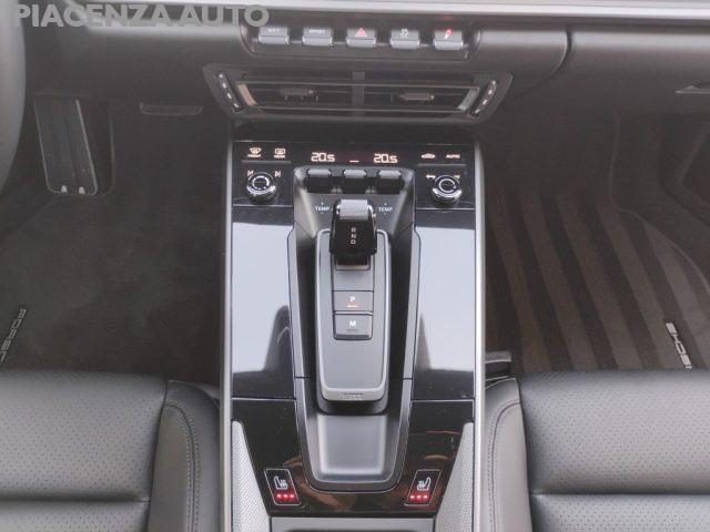 PORSCHE 992 Carrera