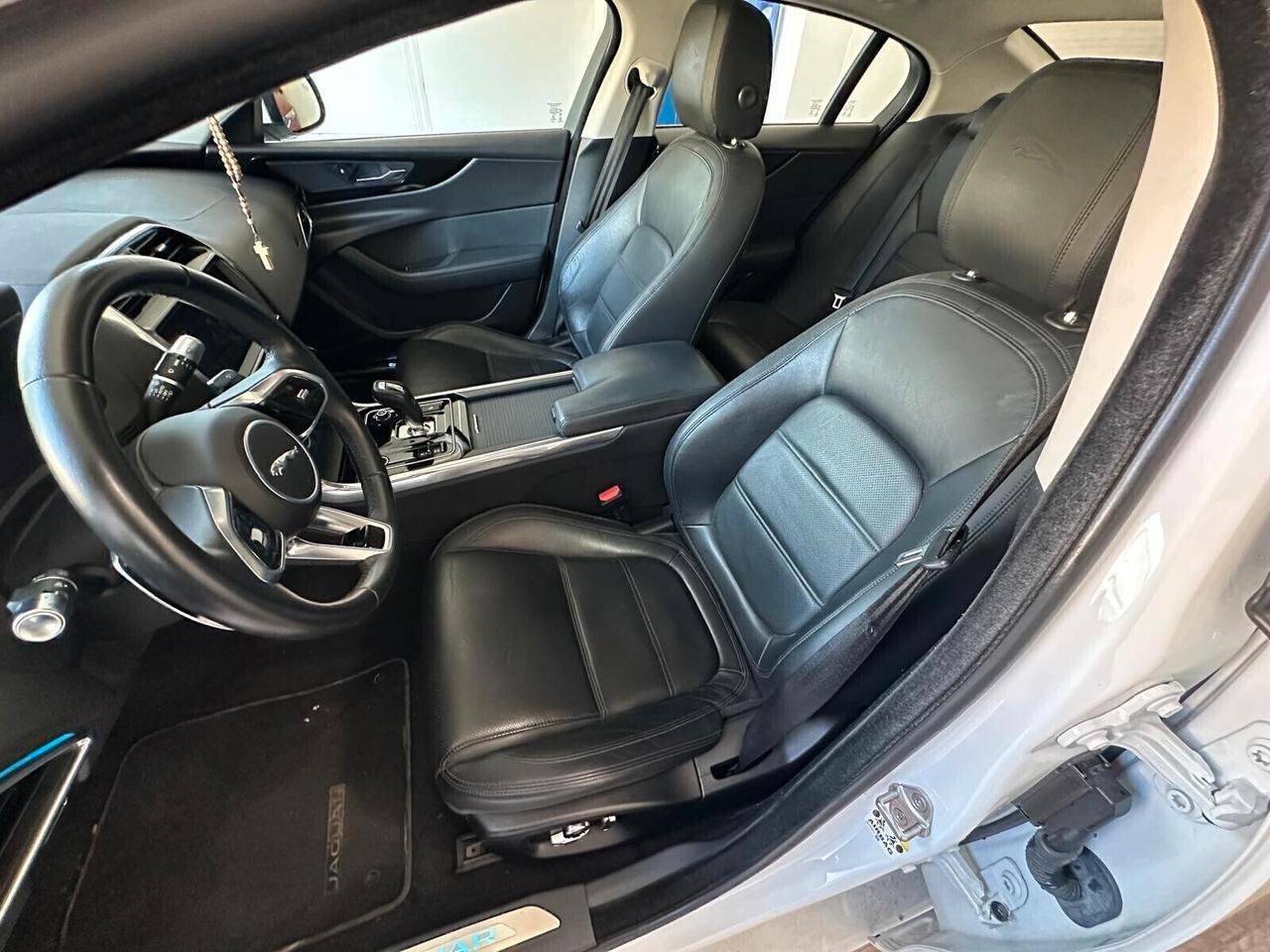 Jaguar XE 2.0 D 180 CV aut. SE