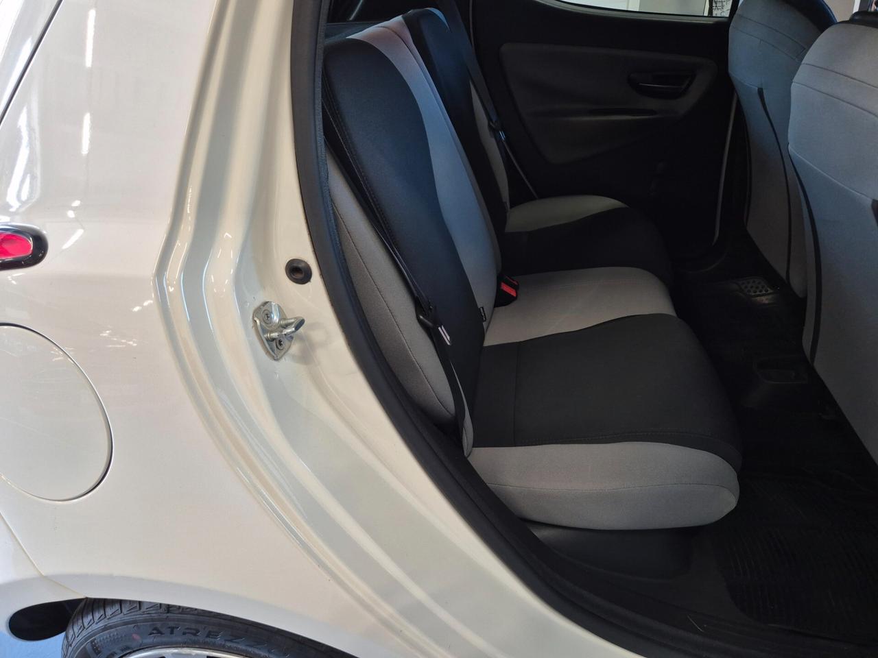 Lancia Ypsilon 1.2 69 CV 5 porte SILVER