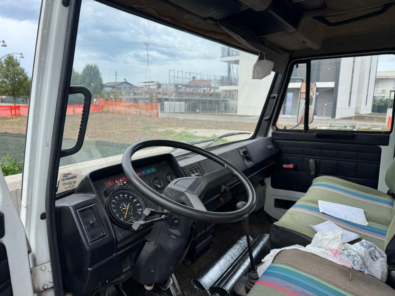 Iveco 65-10 con gru