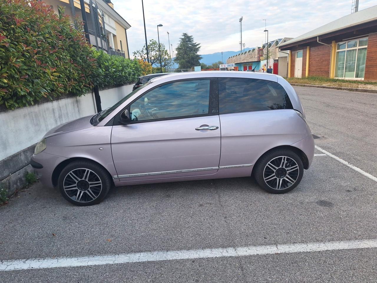 Lancia Ypsilon 1.3 MJT 75 CV Unyca