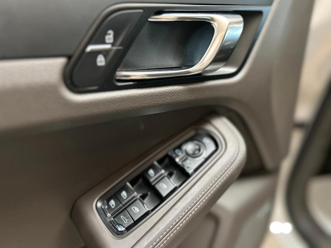 Porsche Macan 2.0 245cv pdk-Dettagli in Descrizione