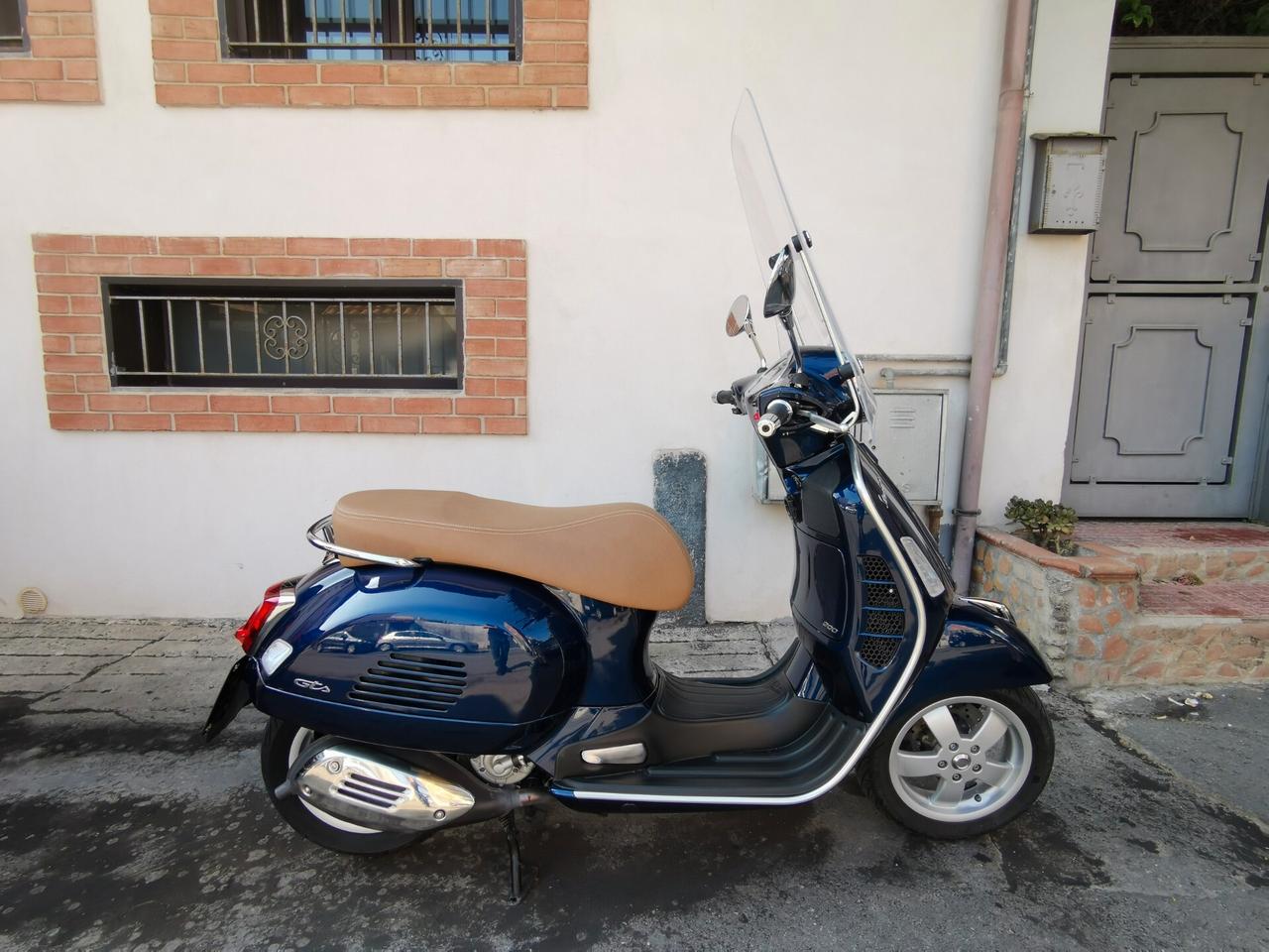 Vespa 300 gts Hpe solo 3900 km Perfetta