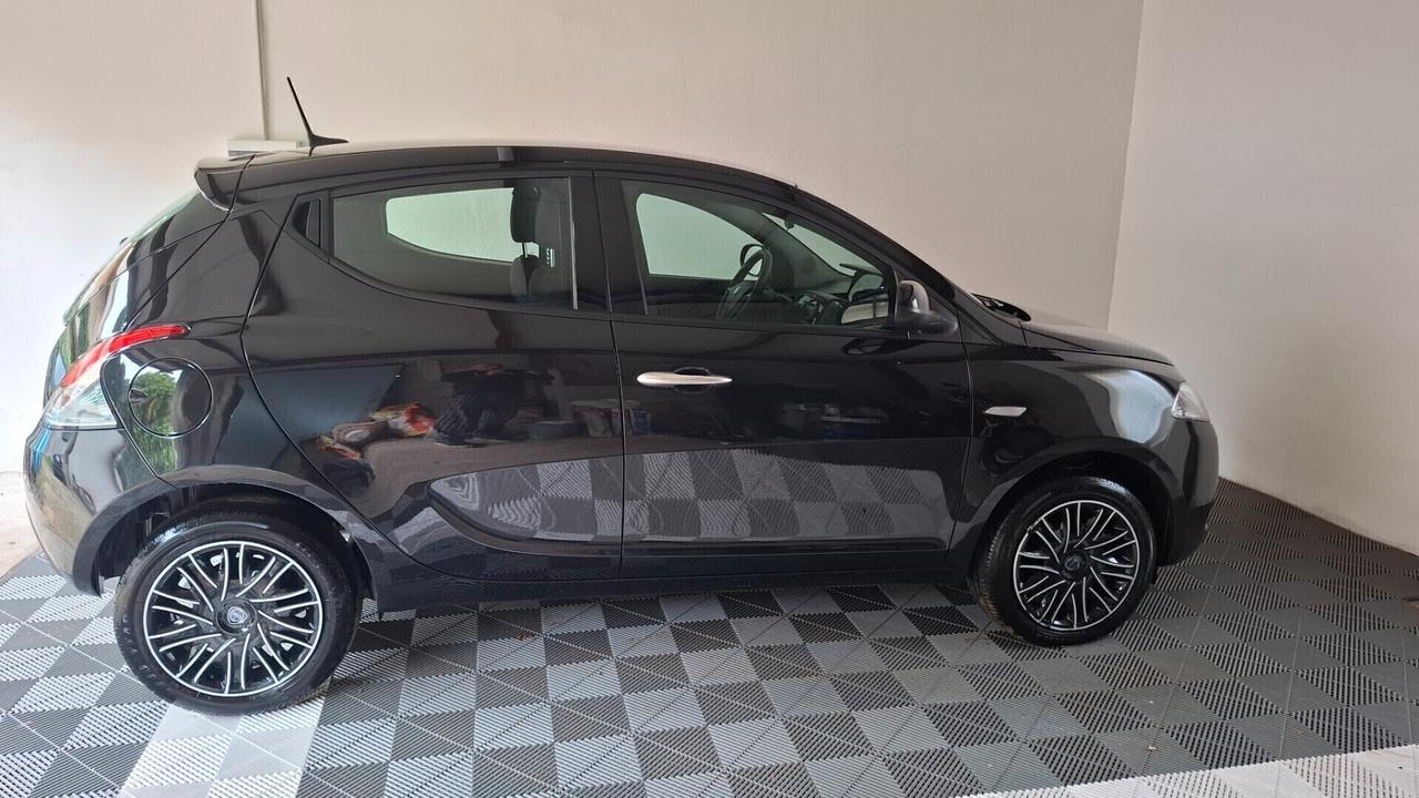 Lancia Ypsilon 1.0 FireFly 5 porte S&S Hybrid ORO