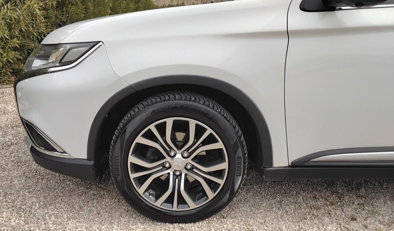 Mitsubishi Outlander 2.2 D INSTYLE PLUS 7 POSTI