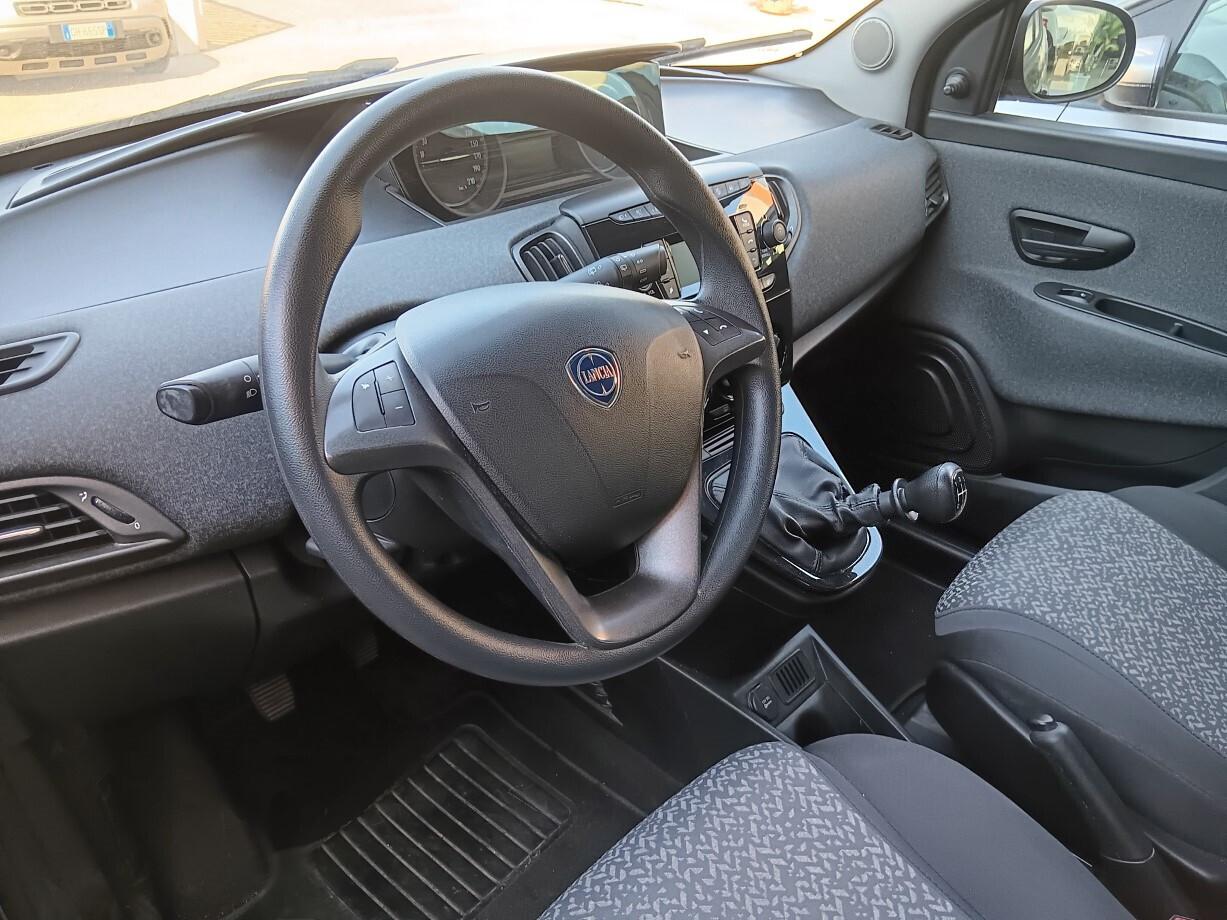 Lancia Ypsilon Hybrid Silver 1.0 (70 cv)