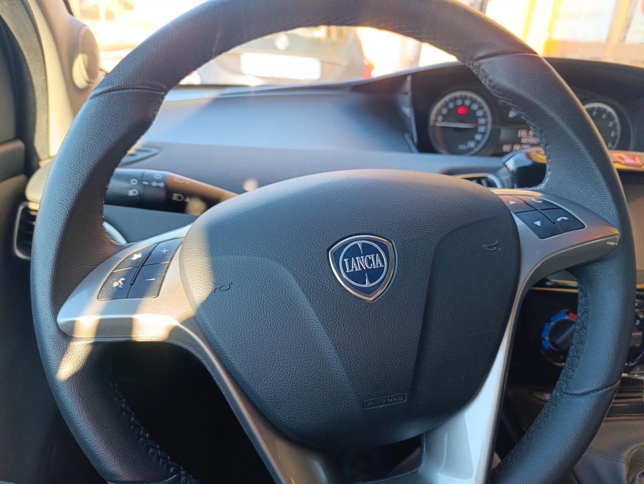 Lancia Ypsilon 1.0 S&S Hybrid Gold --6000 km--