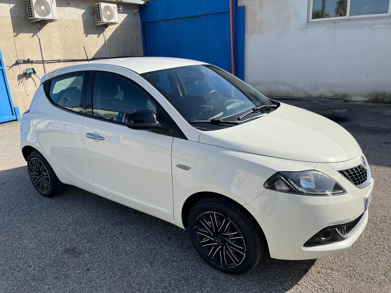 Lancia y 1.0 hybrid- 69 cv -km 69000-06/2022