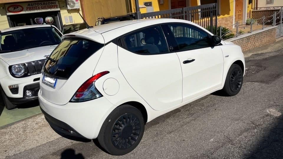 Lancia Ypsilon 1.0 Hybrid Silver - 2020