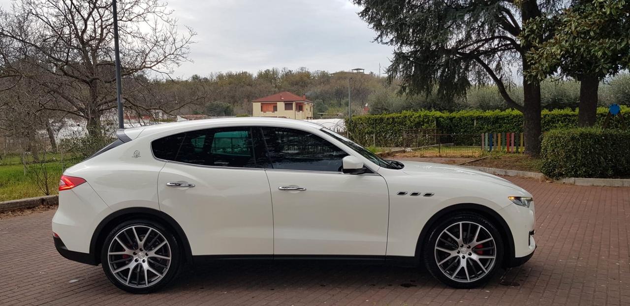 Maserati Levante V6 Diesel 275 Granlusso,pelle rossa,cerchi 21,navi,fari led bixeno,retrocamera,vetri scuri