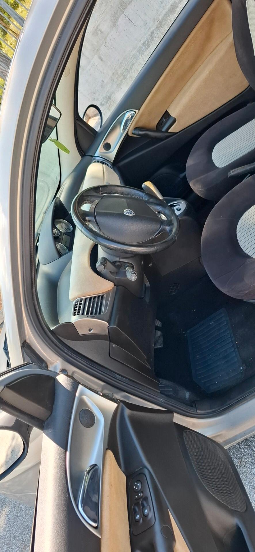 Lancia Ypsilon 1.3 MJT 90 CV Blue&Me
