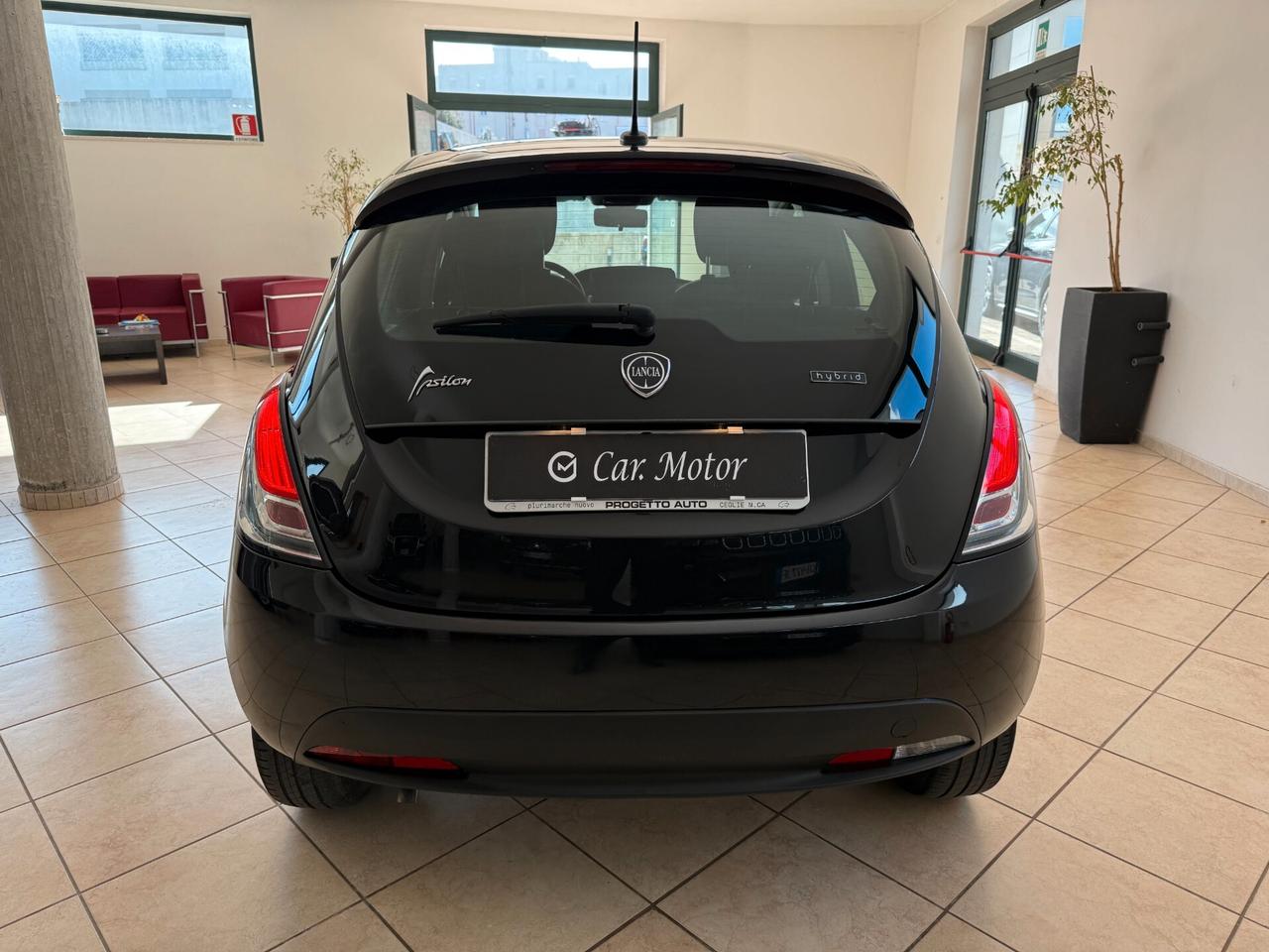 Lancia Ypsilon 1.0 FireFly 5 porte S&S Hybrid Ecochic Silver