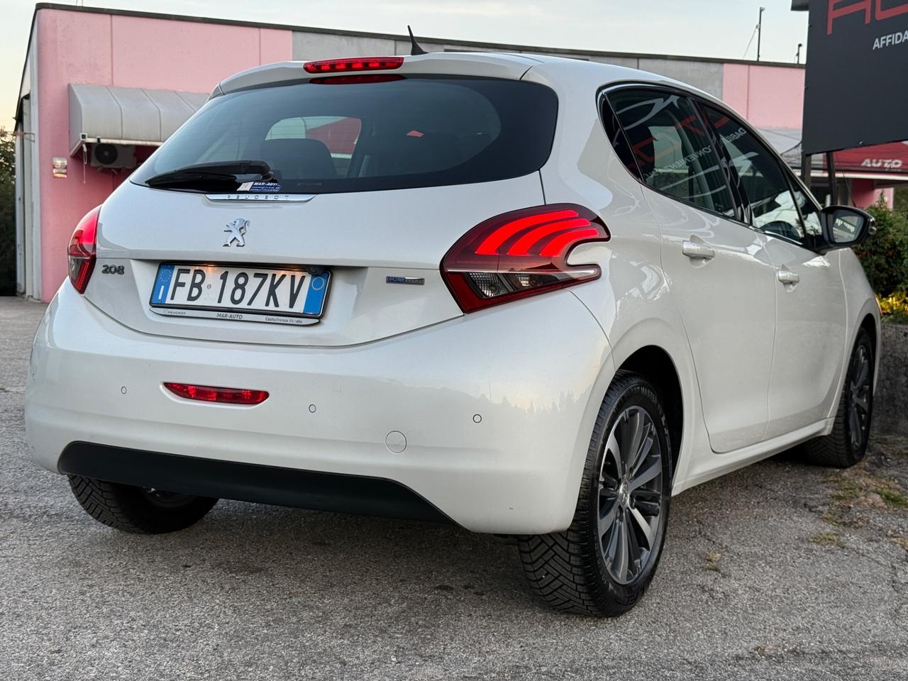 Peugeot 208 1.2i 82CV Allure 99.000Km NEOPATENTATI