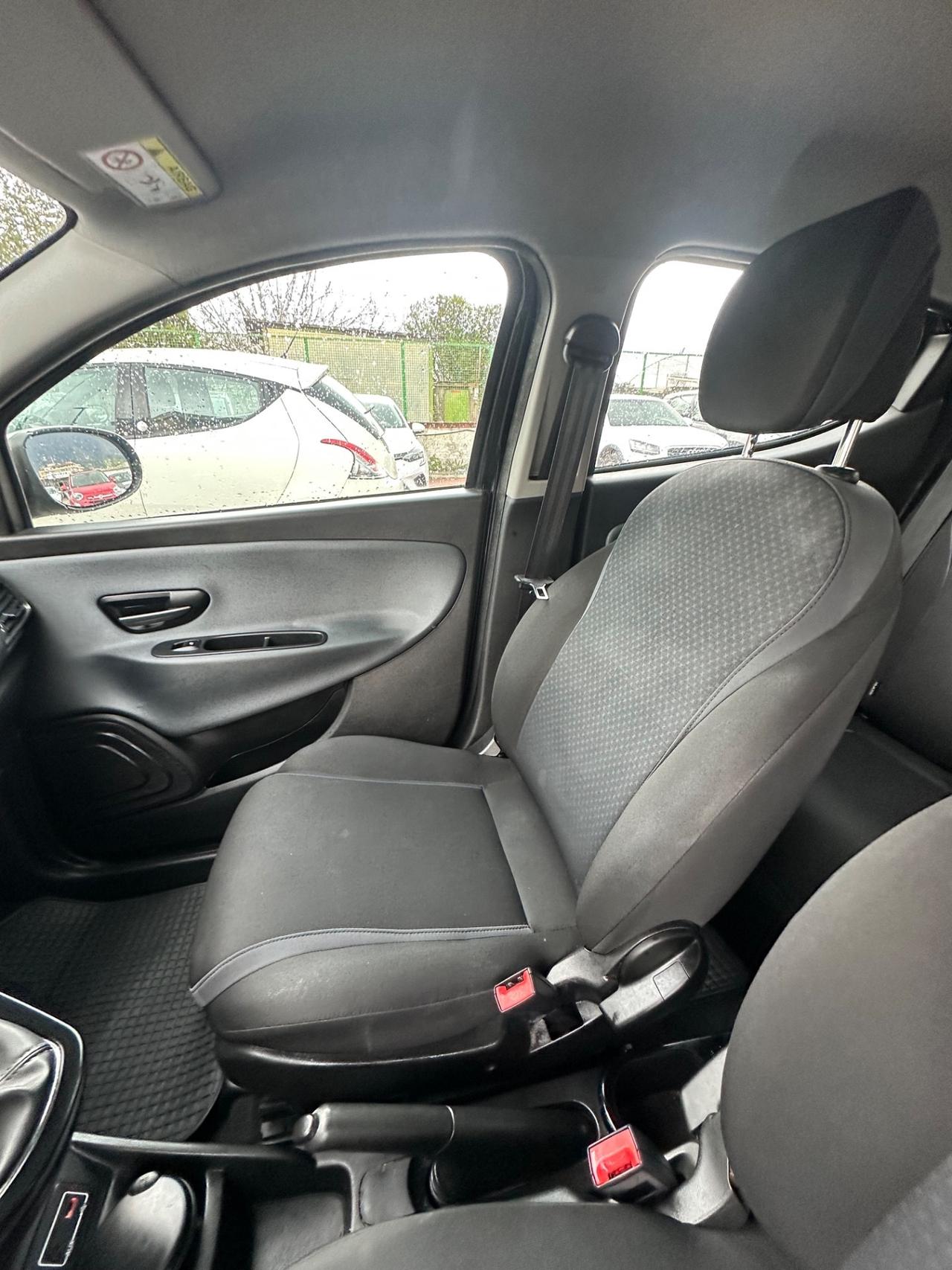 Lancia Ypsilon 1.2 69 CV 5 porte Unyca