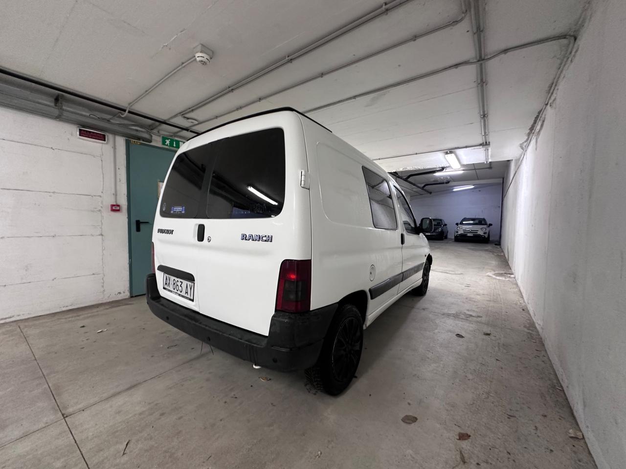 Peugeot Ranch 1.9 Diesel anno 1997 con 180.000 km Vettura utilizzata da un solo locatore, in ordine di tutto ! Furgoncino piccolo dai consumi ridotti Cabina comunicante, In aggiunta 4 cerchi gommati. Verrà consegnata con tagliando preconsegna Si valut