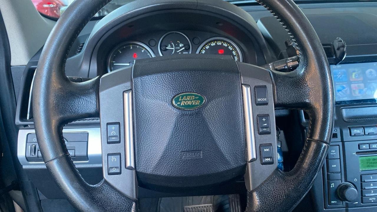 LAND ROVER FREELANDER 2.2 TD4 HSE AUTOMATICA – PELLE – NAVI – SUPER ACCESSORIATA Proponiamo bellissima Land Rover Freelander 2.2 TD4 HSE automatica, una delle versioni più complete e ricercate della gamma. Vettura molto bella di carrozzeria e molto