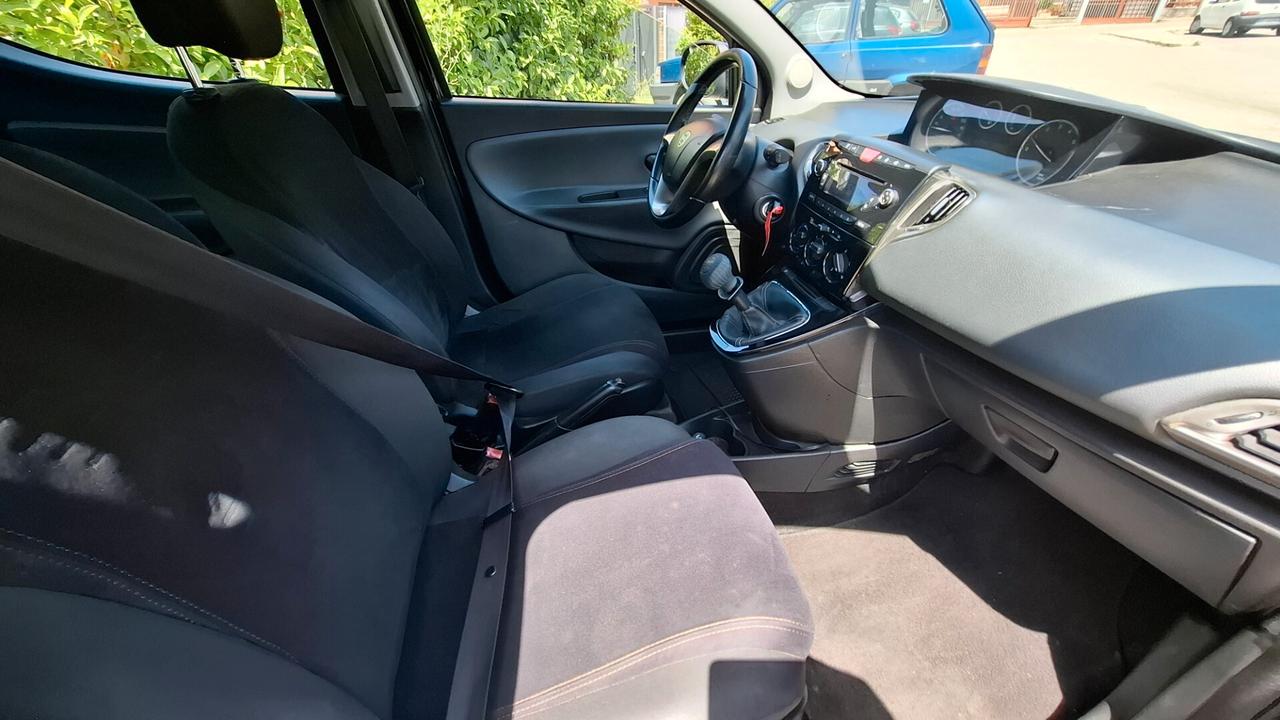 Lancia Ypsilon 0.9 TwinAir 85 CV 5 porte Metano Ecochic Silver
