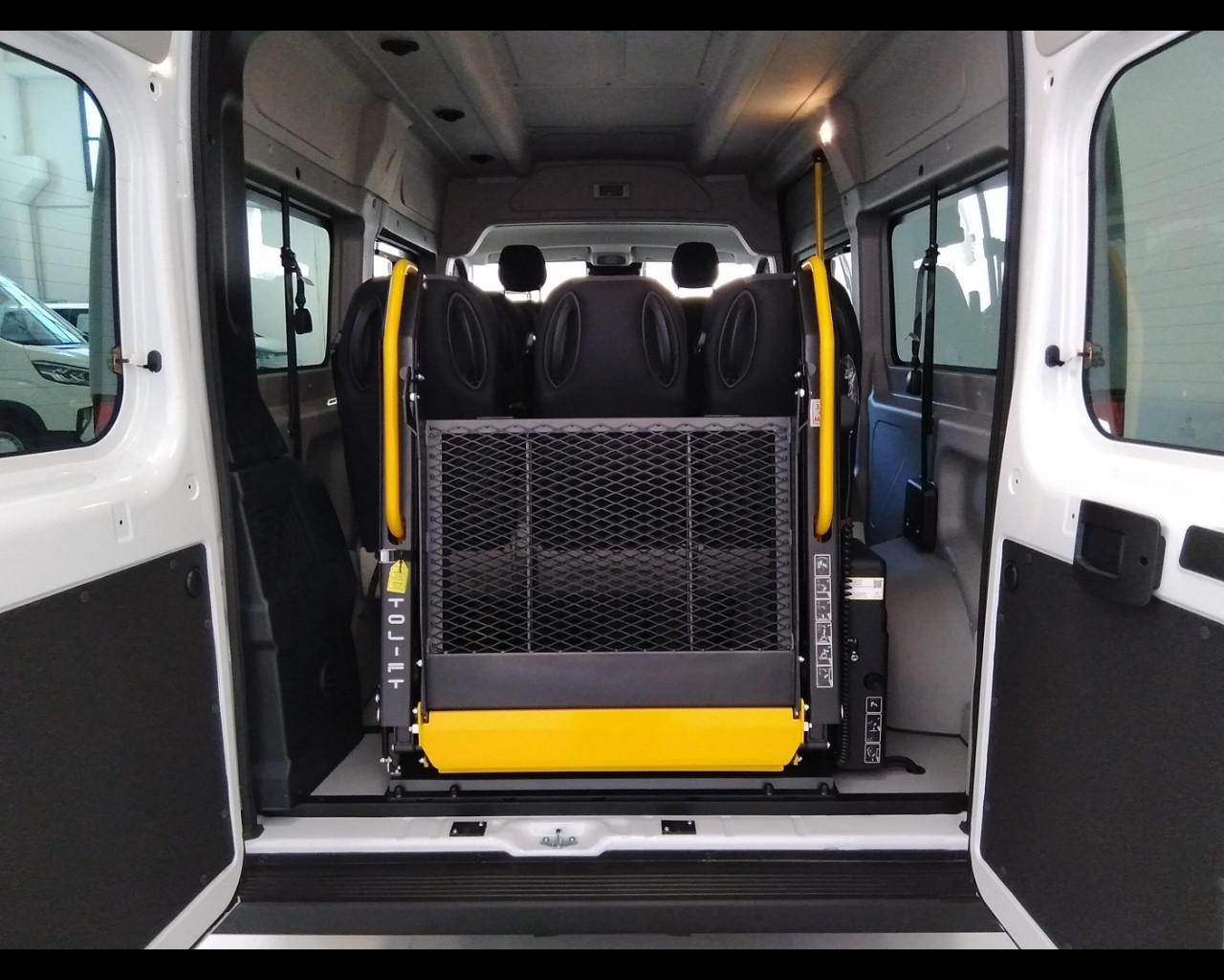 PEUGEOT Boxer 335 2.2 bluehdi 140cv S&S Vetrato allestito con sollevatore