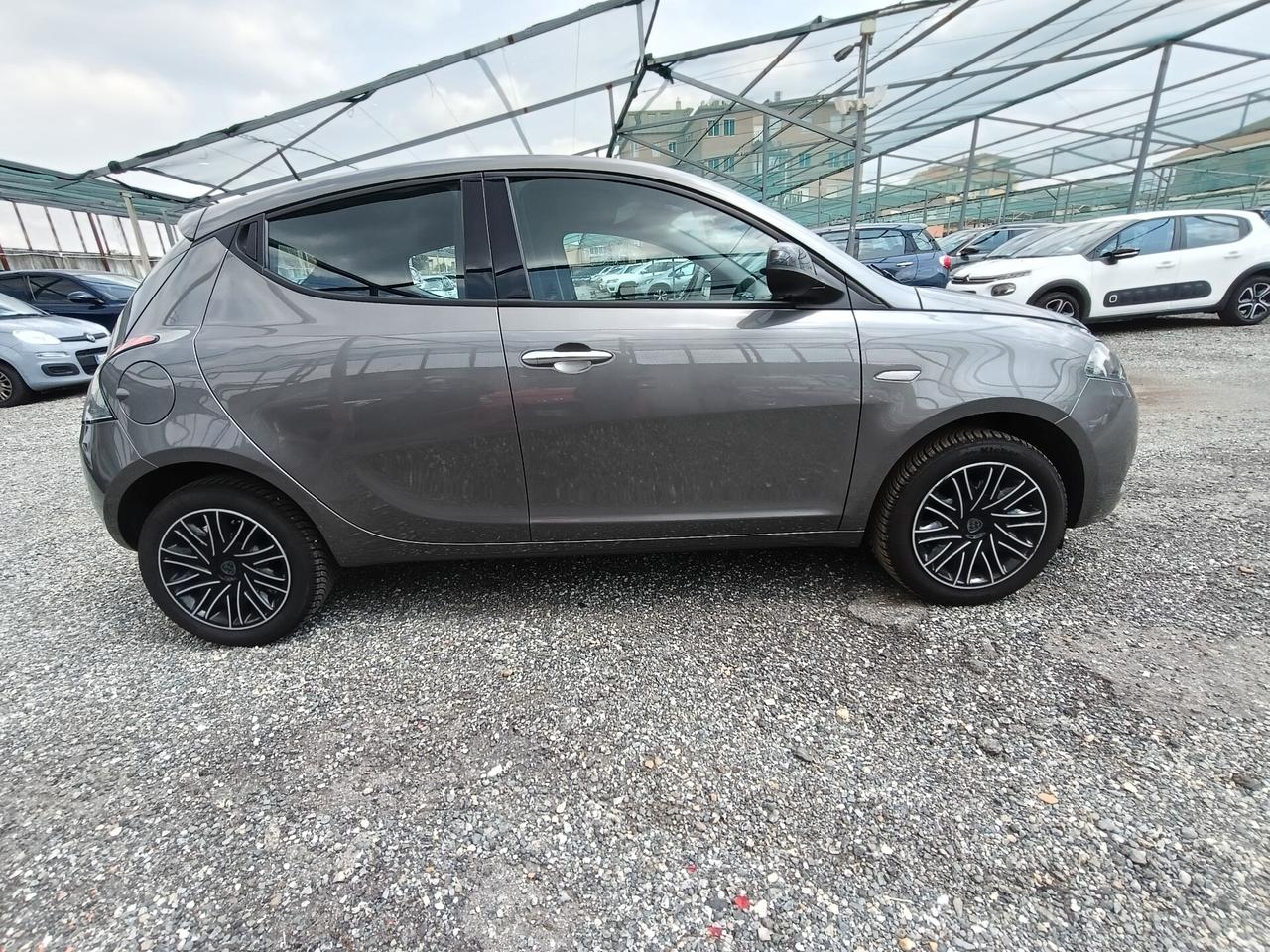 Lancia Ypsilon 1.0 ibrid