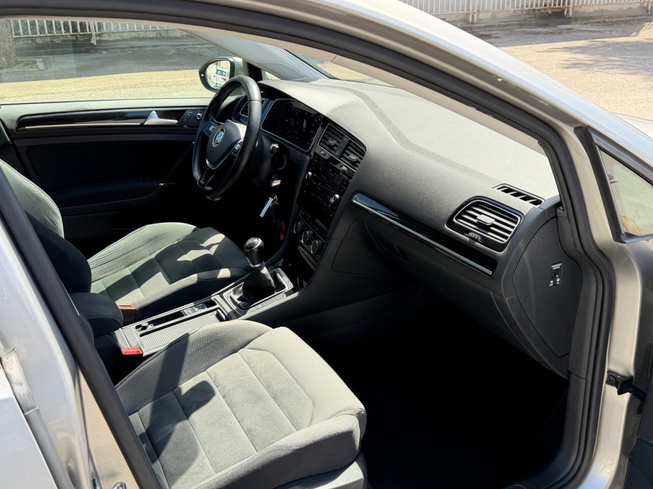 Volkswagen Golf 1.6 TDI executive virtual cockpit